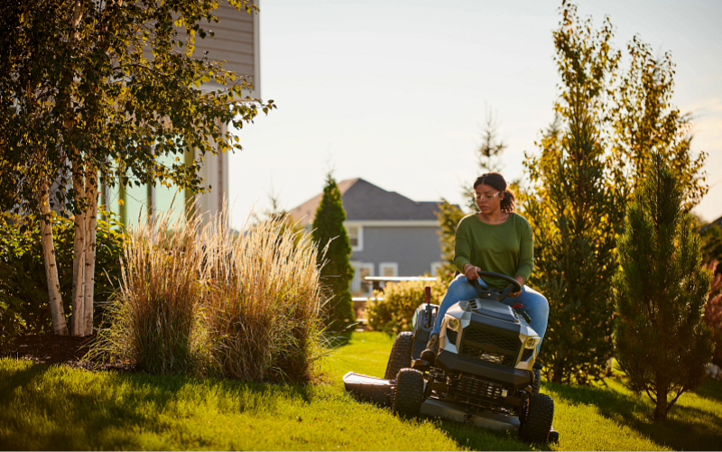 Woman using a Briggs & Stratton PXi-powered Murray lawn mower.
